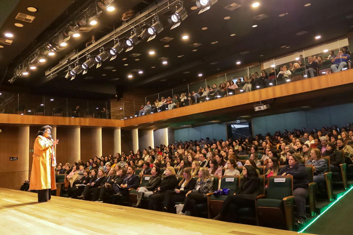 Fórum Municipal da Educação lota três noites no Teatro Ralino Zambotto