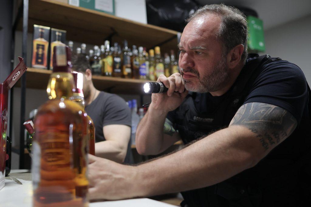 Governo de SP intensifica fiscalizações contra falsificação de bebidas e ultrapassa 7 mil garrafas apreendidas