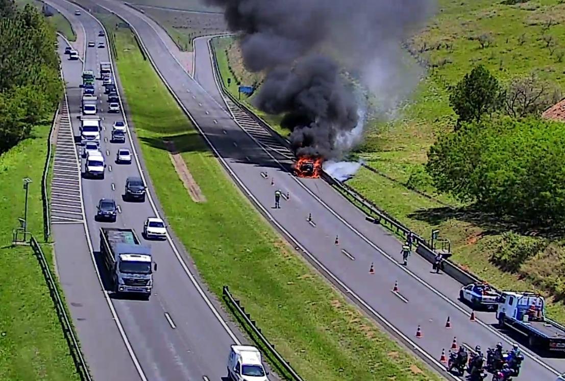 Incêndio em veículo bloqueia pista do Anel Viário Magalhães Teixeira, em Campinas