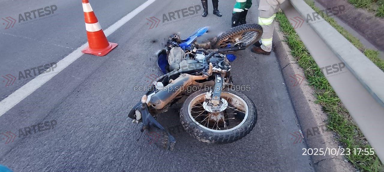 Motociclista morre ao bater na traseira de caminhão na Rodovia Dom Pedro