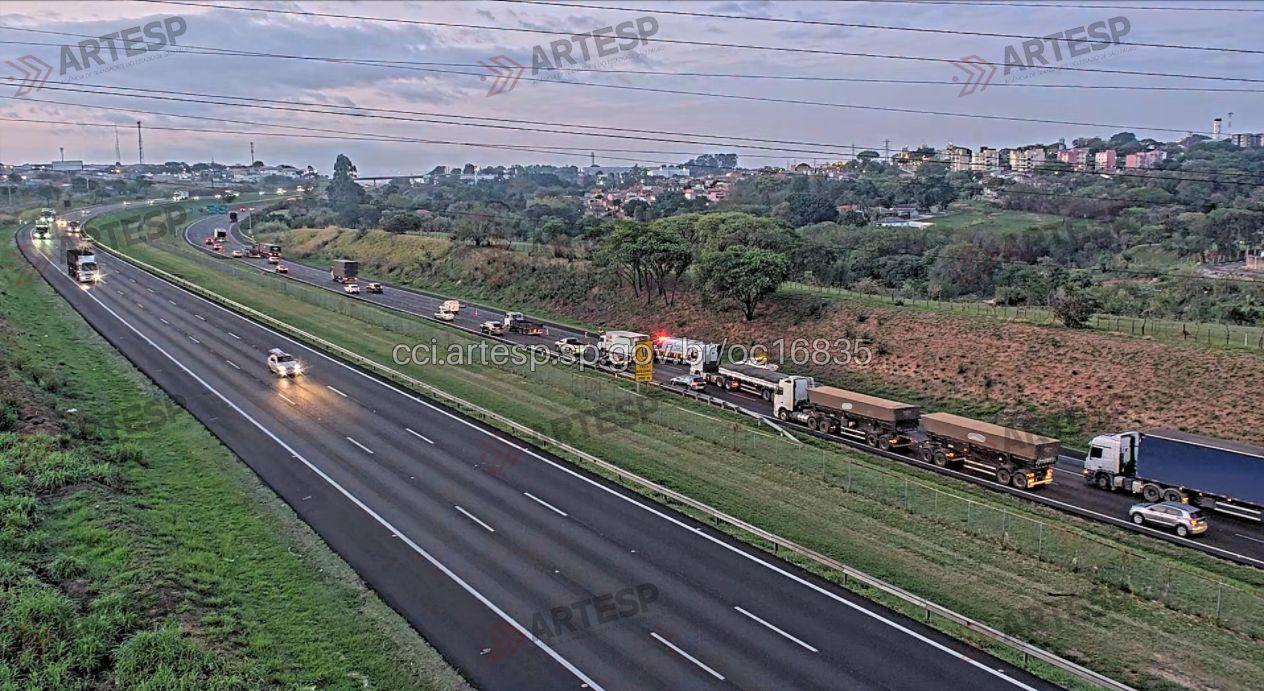 Motociclista morre após acidente com fuga de veículos na Rodovia dos Bandeirantes 