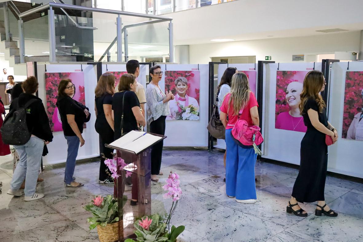 Outubro Rosa: Exposição “Um Toque de Esperança” é aberta na Câmara