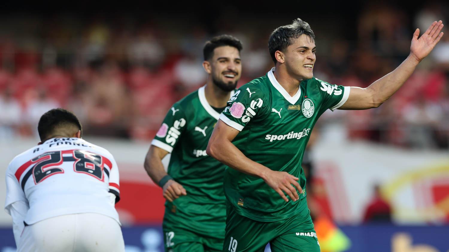 Palmeiras arranca virada heroica contra o São Paulo em clássico com polêmicas de arbitragem