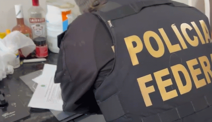 PF fiscaliza fábricas e depósitos de bebidas em três estados após suspeitas de adulteração com metanol