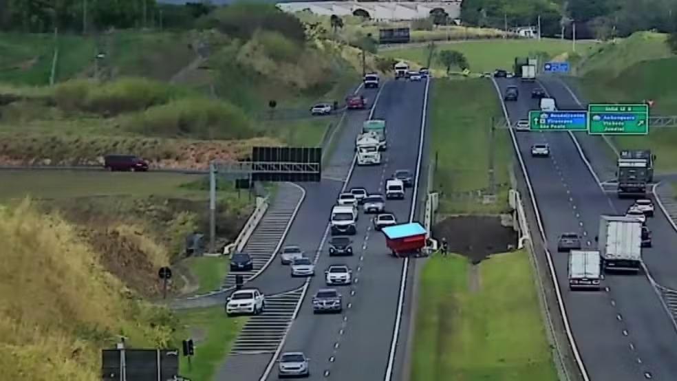 Piscina cai de carreta e interdita faixa do Anel Viário em Campinas
