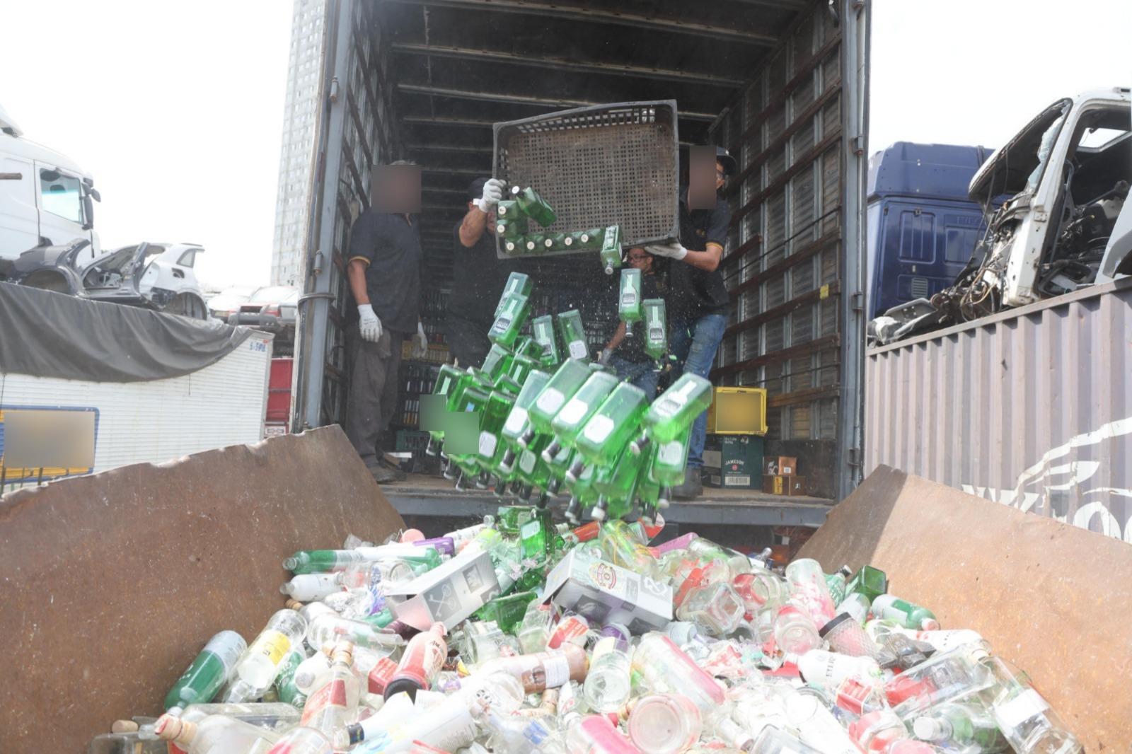 Polícia Civil destrói mais de 100 mil garrafas usadas em falsificação de bebidas alcoólicas
