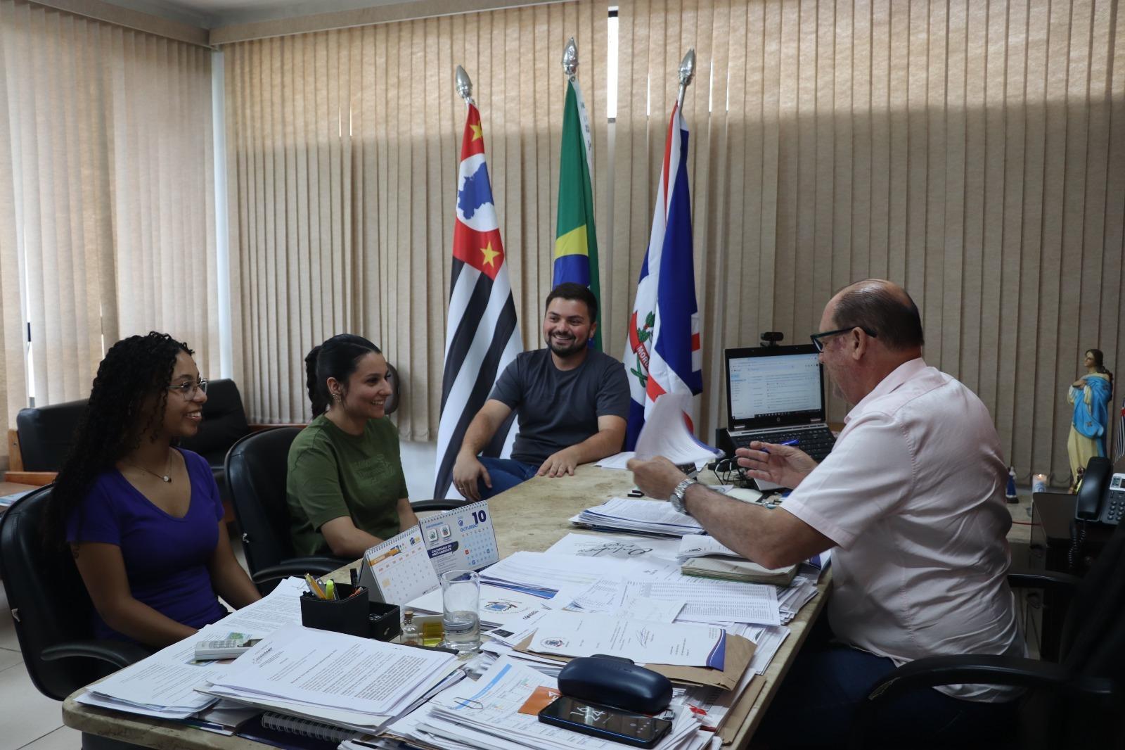 Prefeito de Morungaba recebe representantes do Parlamento Jovem