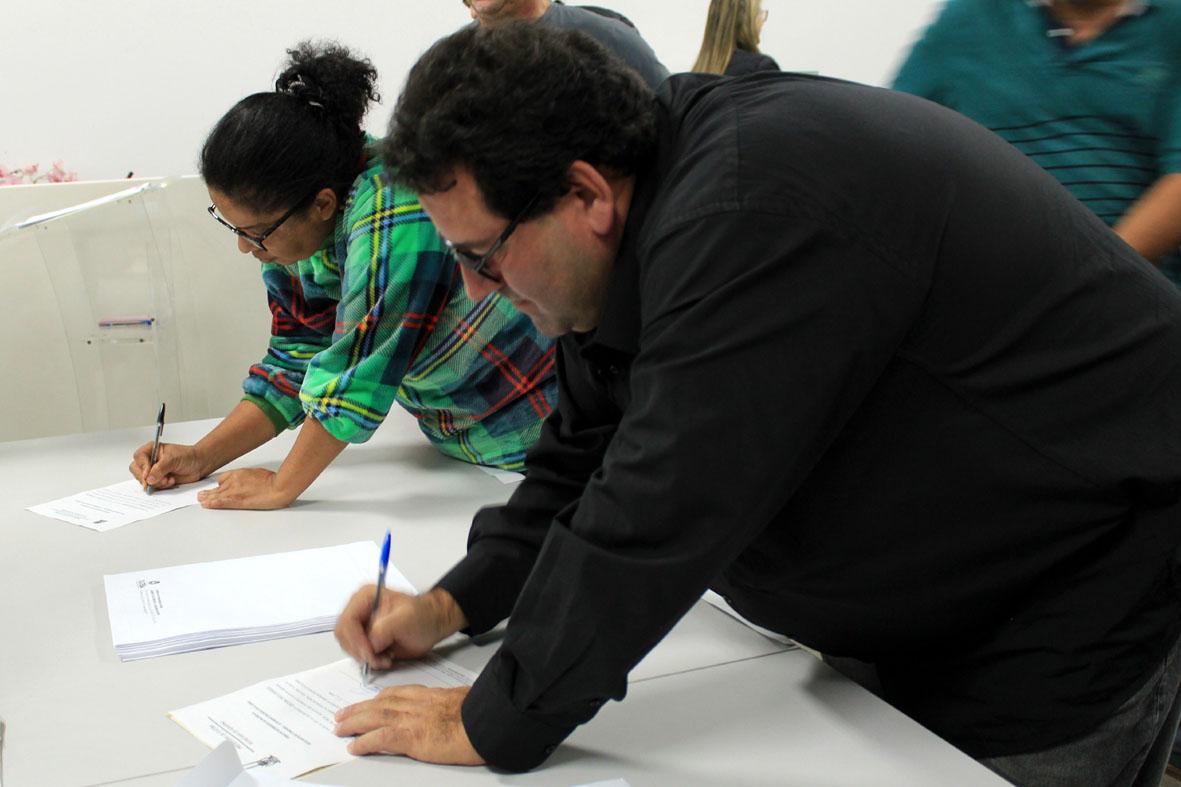 Prefeitura entrega novos títulos de propriedade a famílias de três bairros nesta sexta-feira