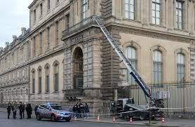 Roubo cinematográfico no Louvre: veja o que se sabe sobre o ataque que levou joias inestimáveis