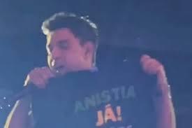 Zezé Di Camargo levanta camiseta com 'Anistia já' em show em Santa Catarina