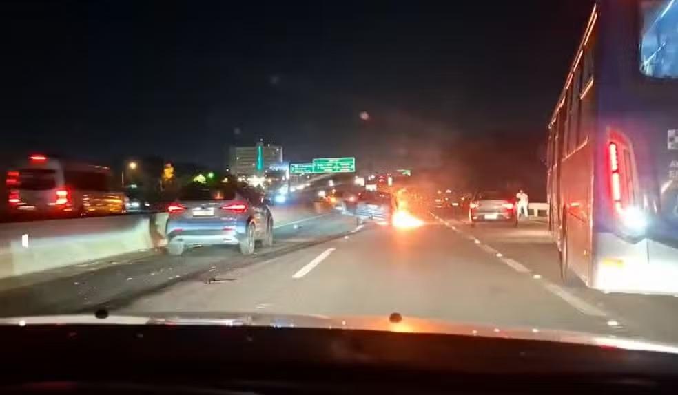 Carro pega fogo depois de acidente na D.Pedro I; duas pessoas ficaram feridas