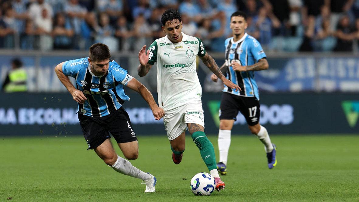  Com reservas, Palmeiras leva virada para o Grêmio e vê título mais distante