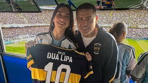 Dua Lipa vai a jogo de futebol na Argentina às vésperas de show no Brasil