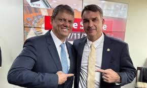 Em meio a discussão sobre sucessão de Bolsonaro, Flávio posta foto com Tarcísio