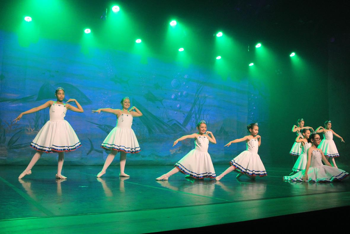 Espetáculo ‘Baú Encantado de Histórias’ põe 140 bailarinas no palco neste final de semana