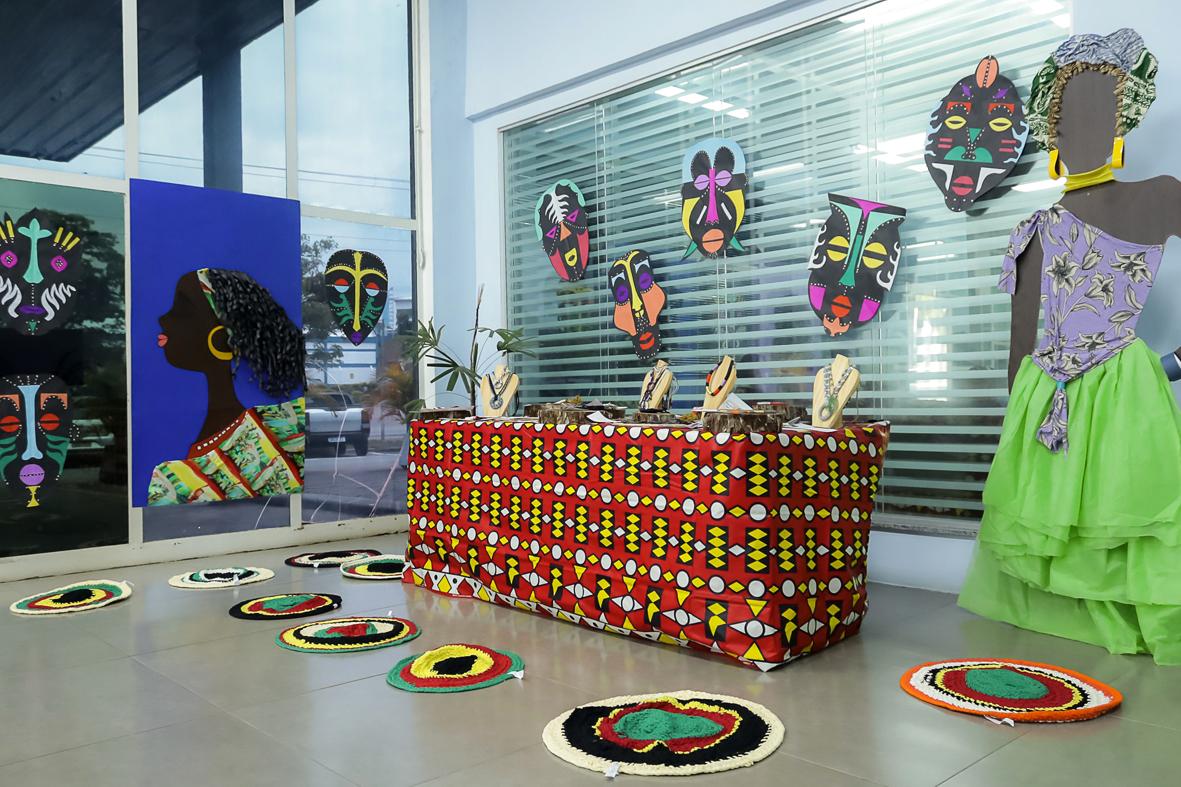 Estreia exposição de arte da EJA com foco na consciência racial