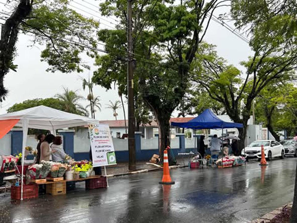 Finados: mesmo com chuva, visitantes mantiveram a tradição de homenagear entes queridos