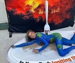 Luisa Mell se pinta de 'planeta Terra' em protesto na COP contra agro