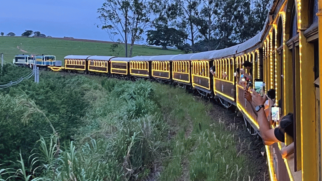 Maria Fumaça: trem de Natal leva magia e encantamento aos moradores e turistas da região