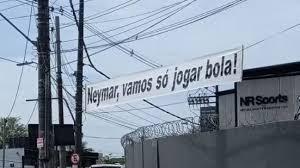 Neymar é cobrado em faixa colocada na frente do CT do Santos às vésperas de jogo com Palmeiras