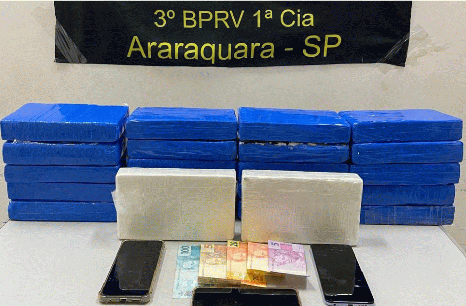 PM intercepta ônibus de viagem e prende casal que escondia 23 quilos de cocaína em malas