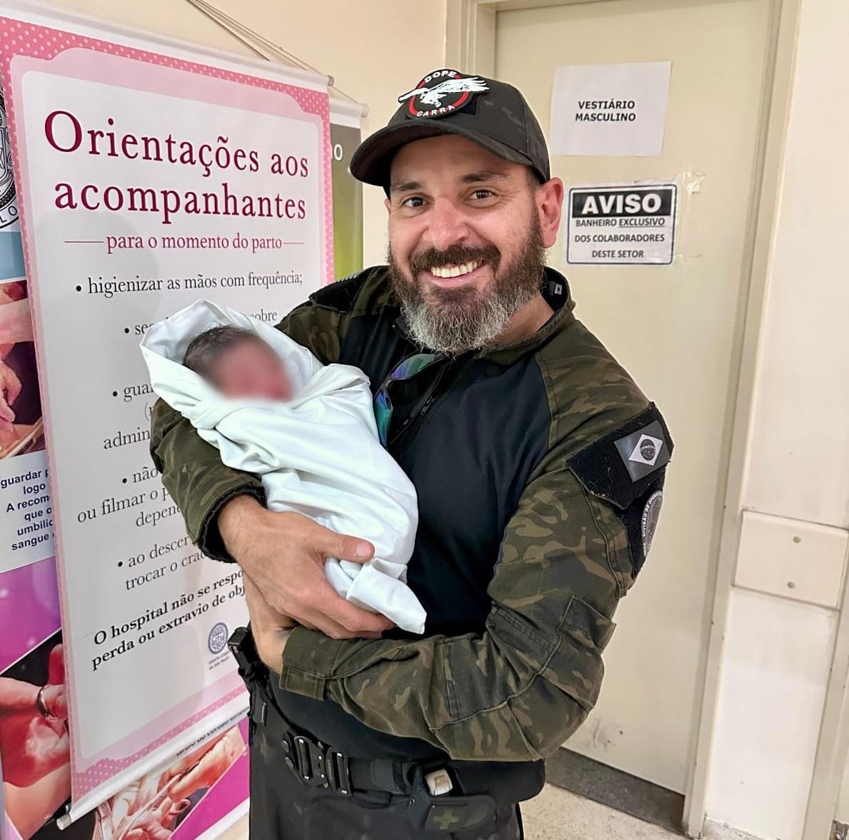 Policiais do Garra auxiliam mulher durante parto no centro de SP