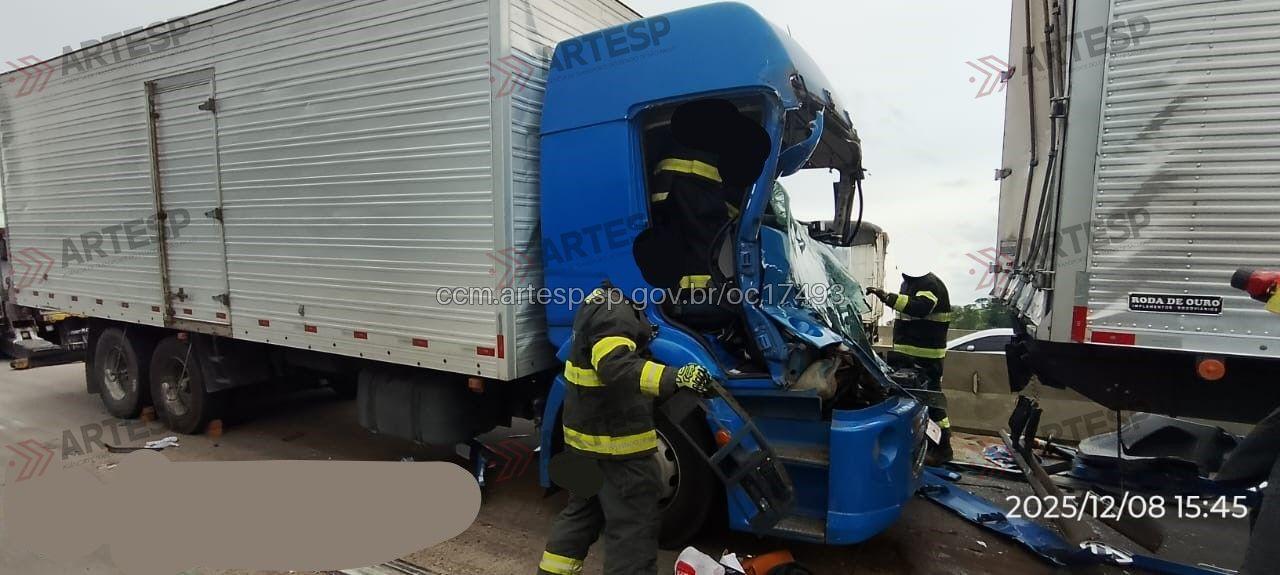 Acidente com três caminhões deixa 5 feridos em Itatiba