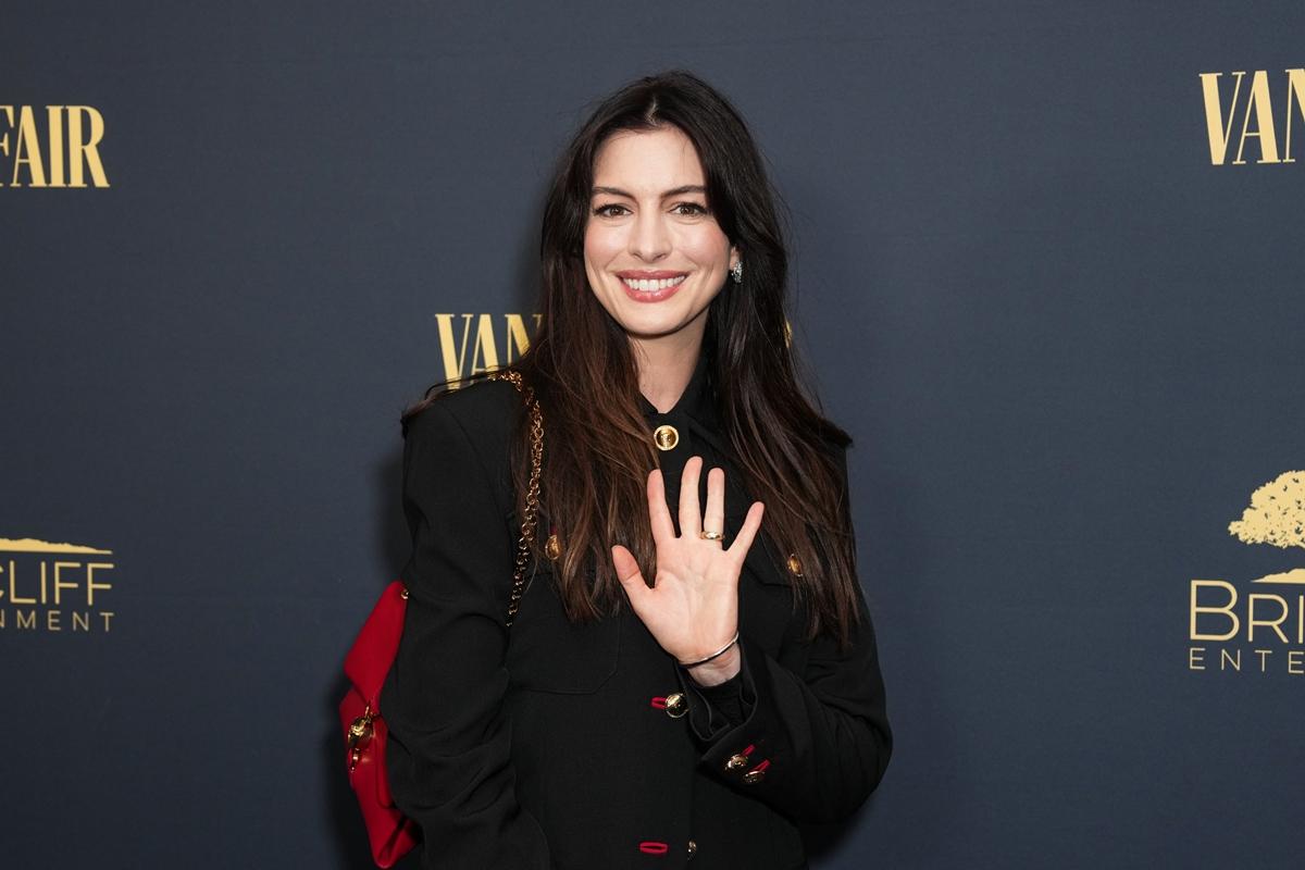 Anne Hathaway revela que canção brasileira foi a sua mais ouvida em 2025 e cita jogador em post