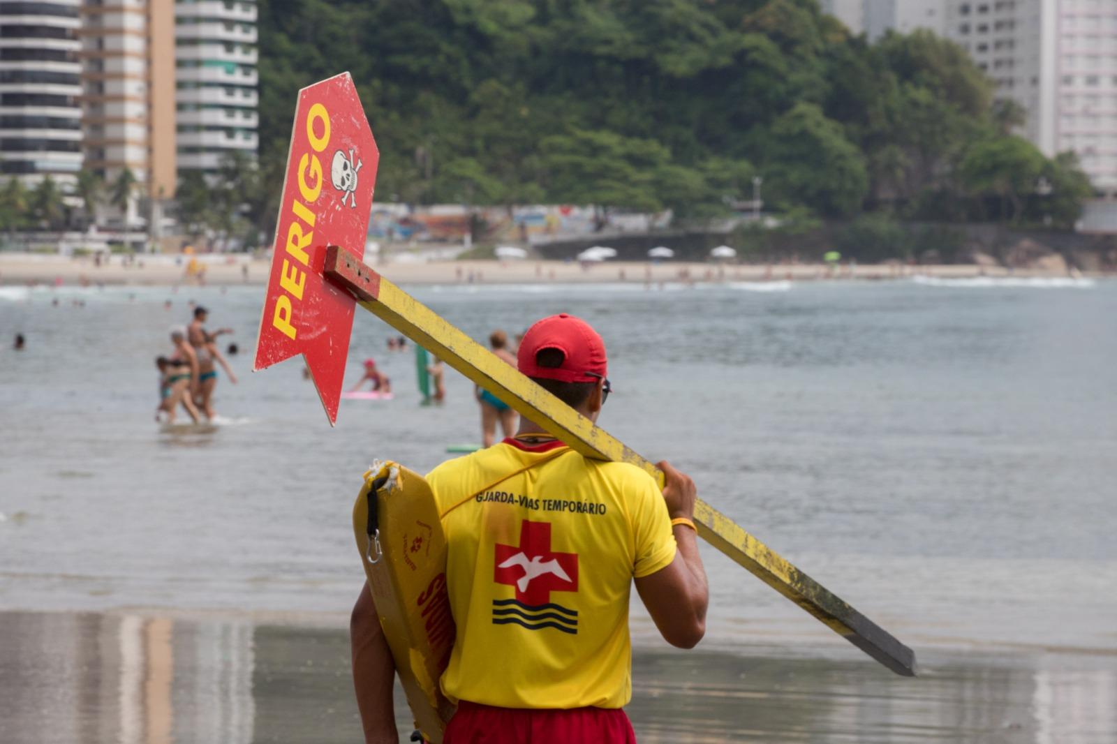 Bombeiros orientam banhistas sobre riscos e medidas de prevenção durante o período de férias