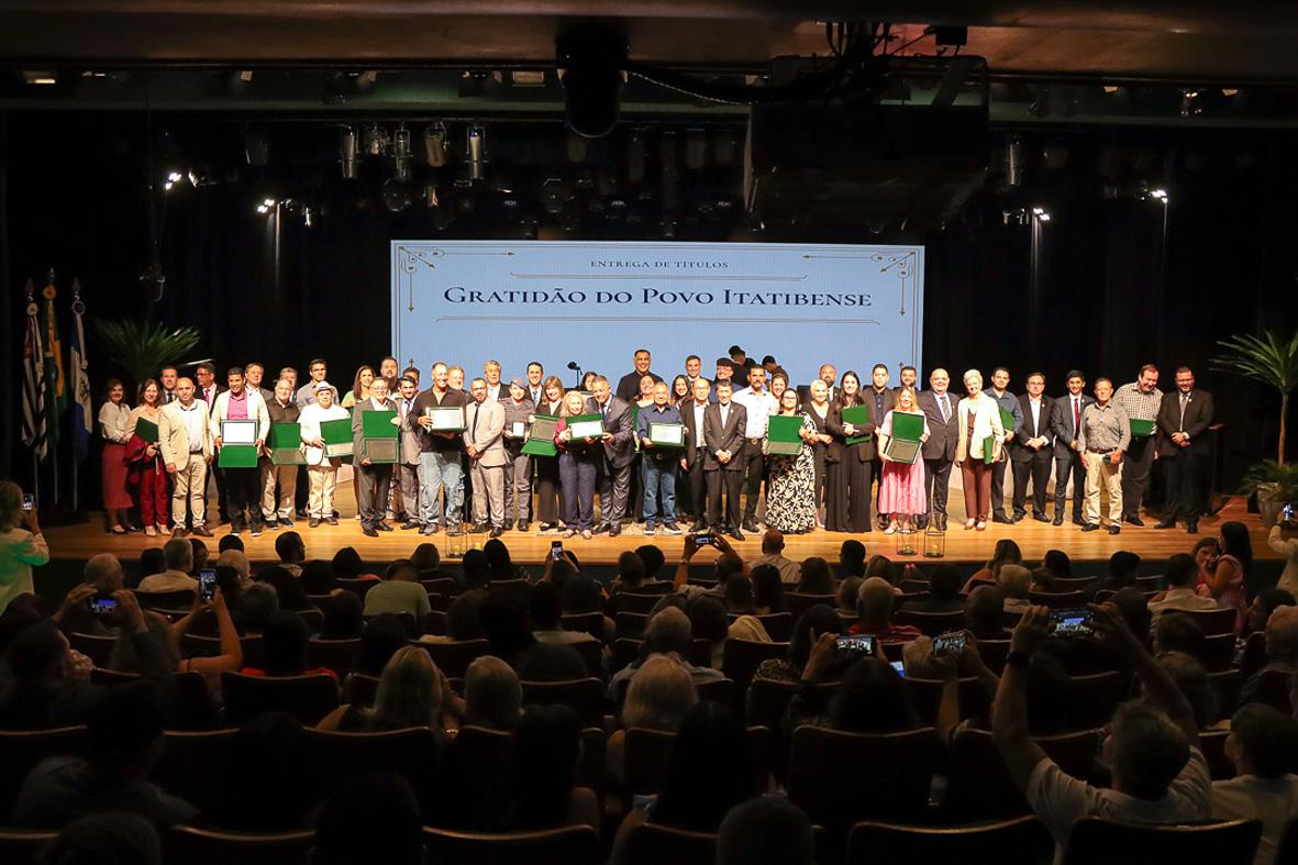 Câmara entrega honraria “Gratidão do Povo Itatibense” em sessão solene no Teatro Ralino Zambotto