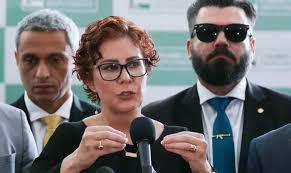 Carla Zambelli renuncia ao mandato; Câmara dará posse ao suplente 