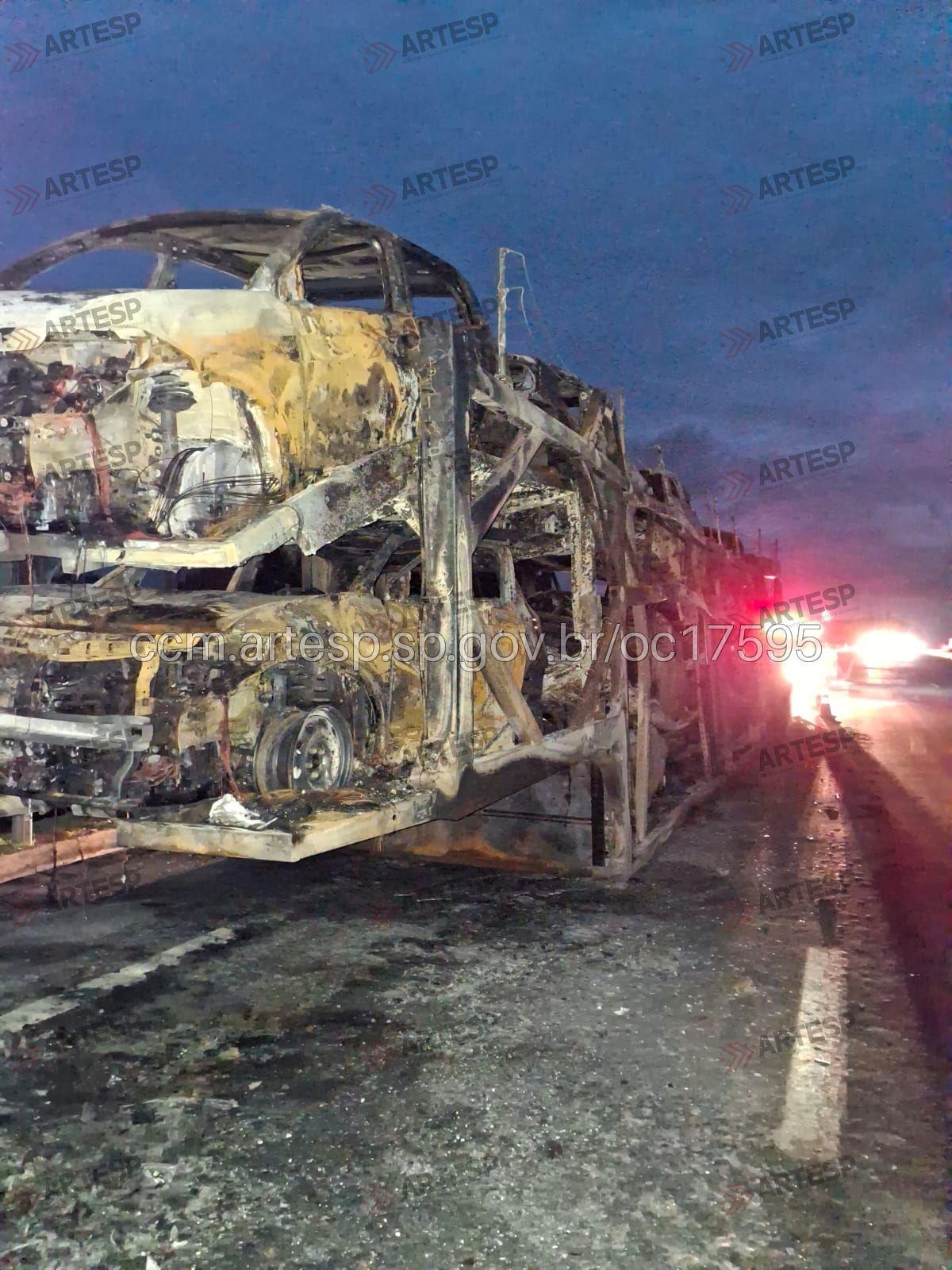 Carreta com veículos 0 Km pega fogo na Dom Pedro