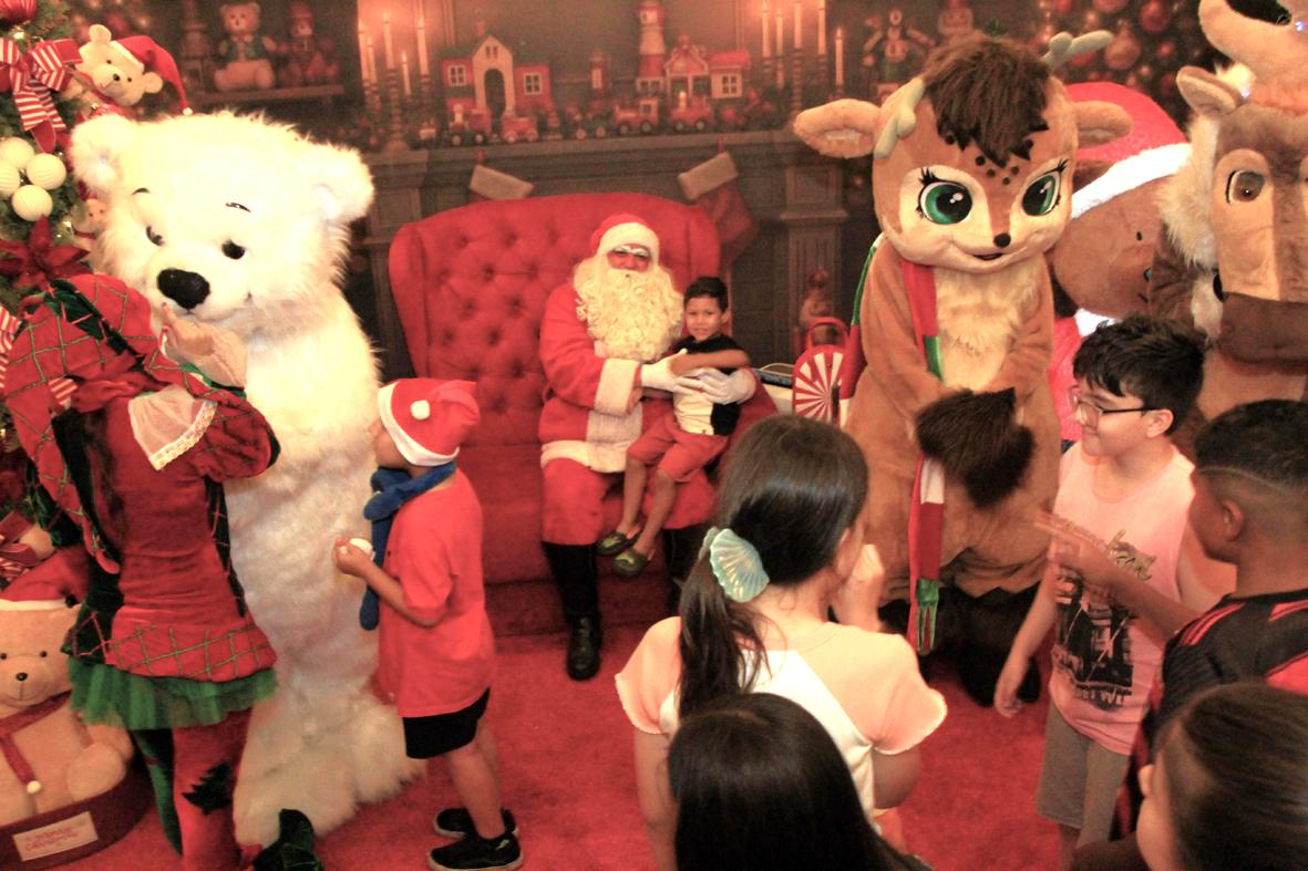 Casa do Papai Noel encanta visitantes nos primeiros dias do Natal Iluminado
