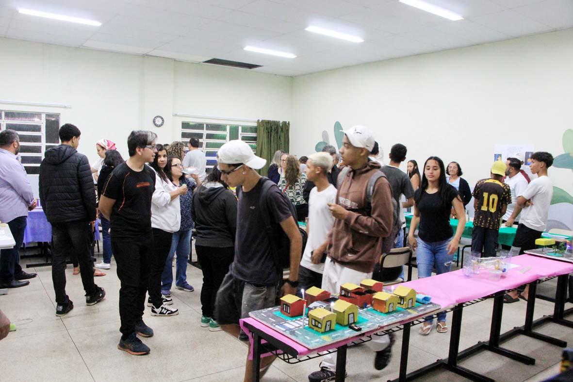 Educação de Jovens e Adultos realiza primeira Feira de Ciências