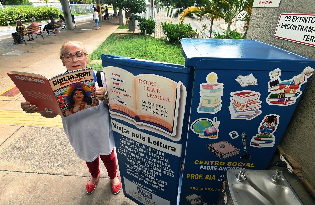Geladeira reciclada vira biblioteca gratuita em Campinas