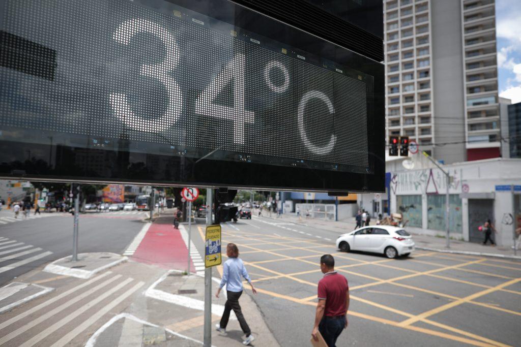 Governo de SP emite alerta para riscos à saúde durante onda de calor no estado