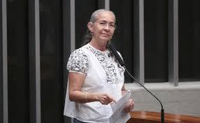 Heloísa Helena toma posse, retorna ao Congresso depois de 18 anos e faz novas críticas a Lula
