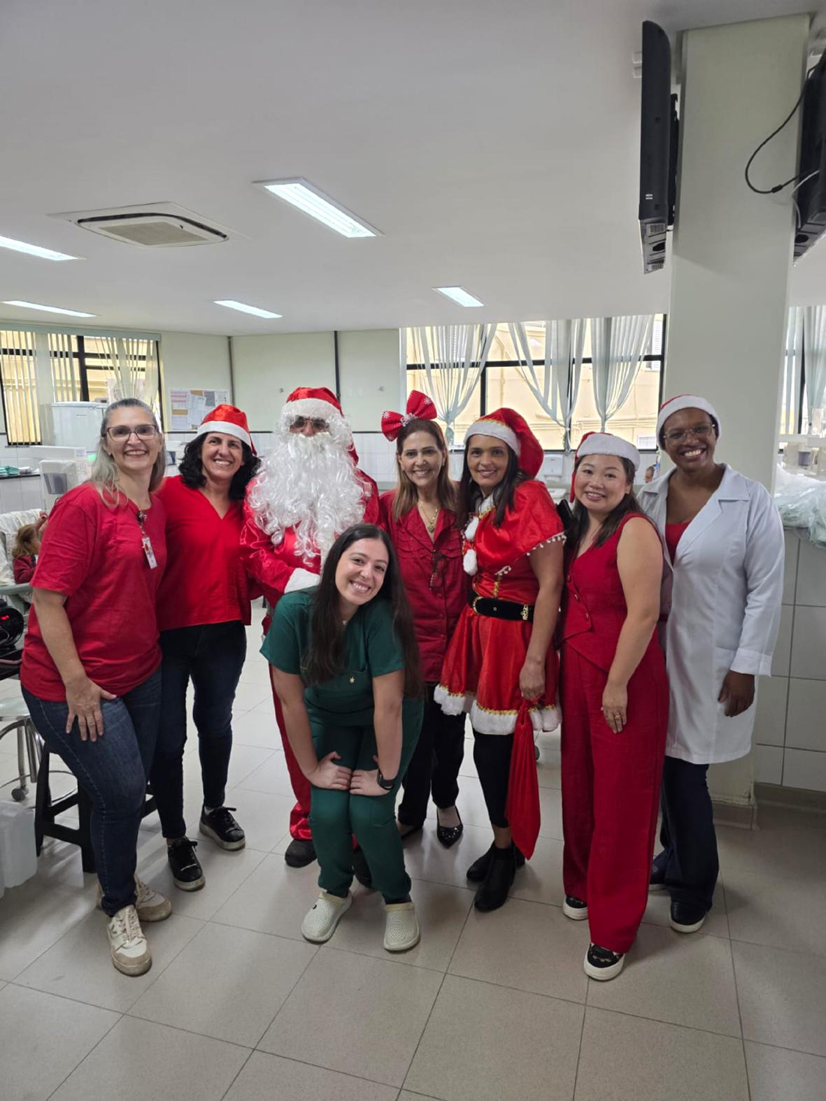 Hemodiálise: colaboradores e pacientes comemoram Natal antecipado