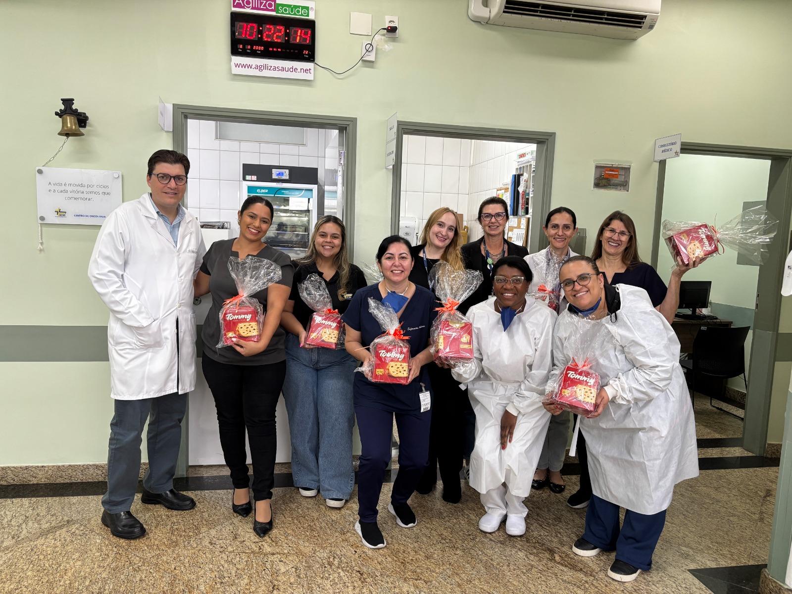 JOFEGE leva espírito natalino aos pacientes da oncologia da Santa Casa