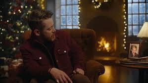 Macaulay Culkin estrela campanha de Natal de banco brasileiro