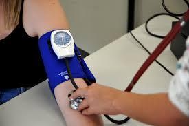 Médicos alertam para riscos de prescrição de testosterona para mulher