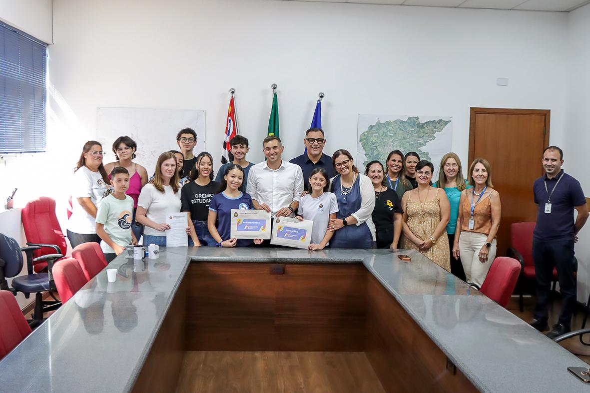 Membros do Parlamento Jovem de Itatiba apresentam propostas ao prefeito
