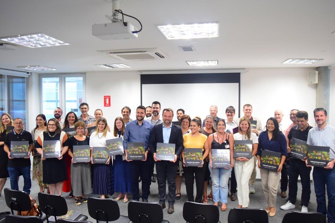Morungaba integra livro que documenta história, cultura e paisagens dos municípios do Circuito das Frutas