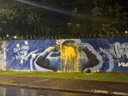 Mural de Gabigol no CT do Cruzeiro sofre vandalismo após pênalti perdido: 'Vai embora, lixogol'