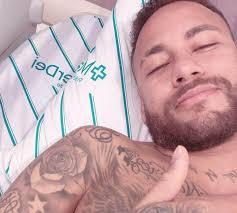 Neymar realiza artroscopia 'bem-sucedida' no joelho e inicia corrida pelo sonho de ir à Copa