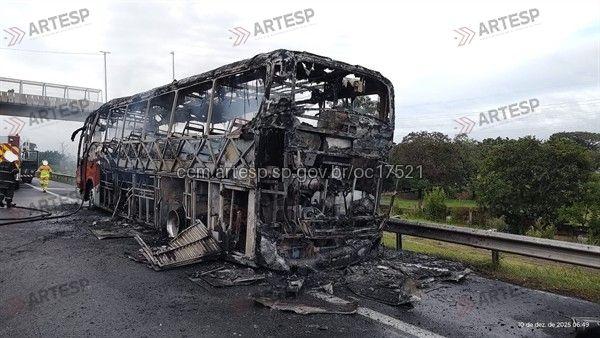 Ônibus pega fogo na Rodovia dos Bandeirantes na manhã desta quarta em Campinas