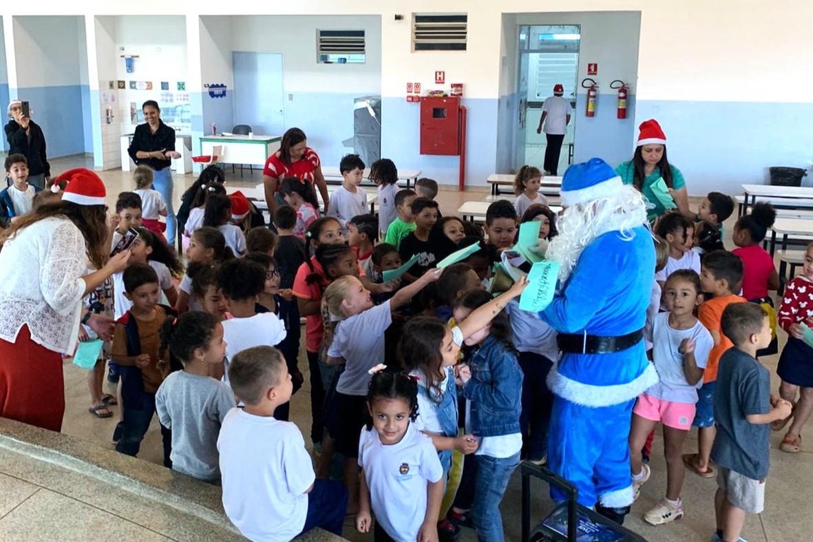Papai Noel Azul da GM leva magia e proximidade às escolas e unidades sociais de Itatiba