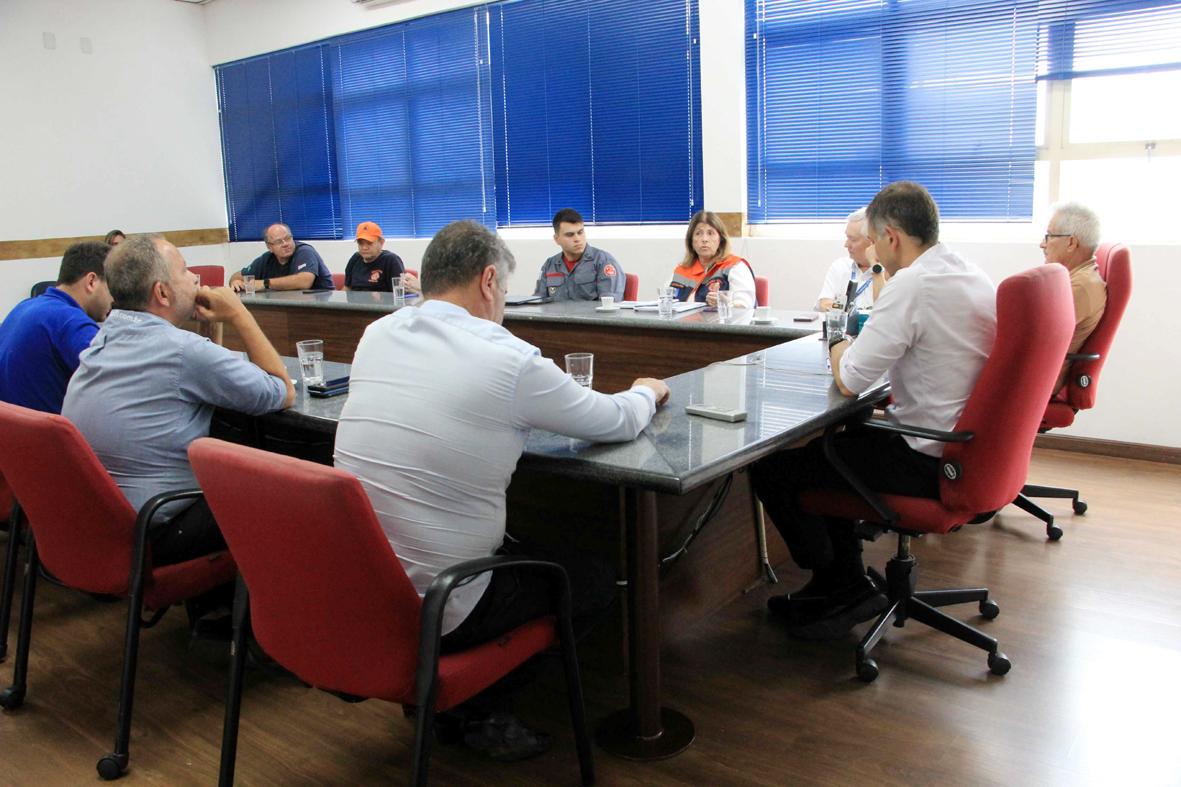 Prefeitura reúne setores para elaborar protocolos de resposta a eventos climáticos severos