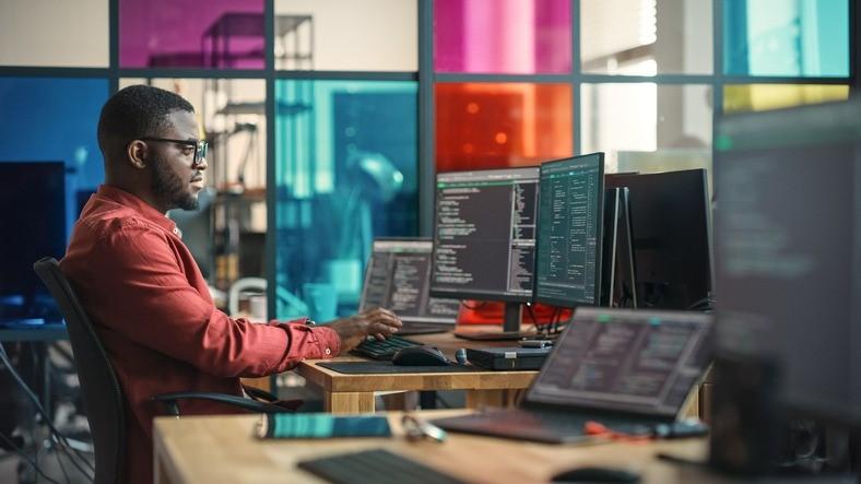Profissões do futuro: tecnologia e demanda por especialistas em softwares