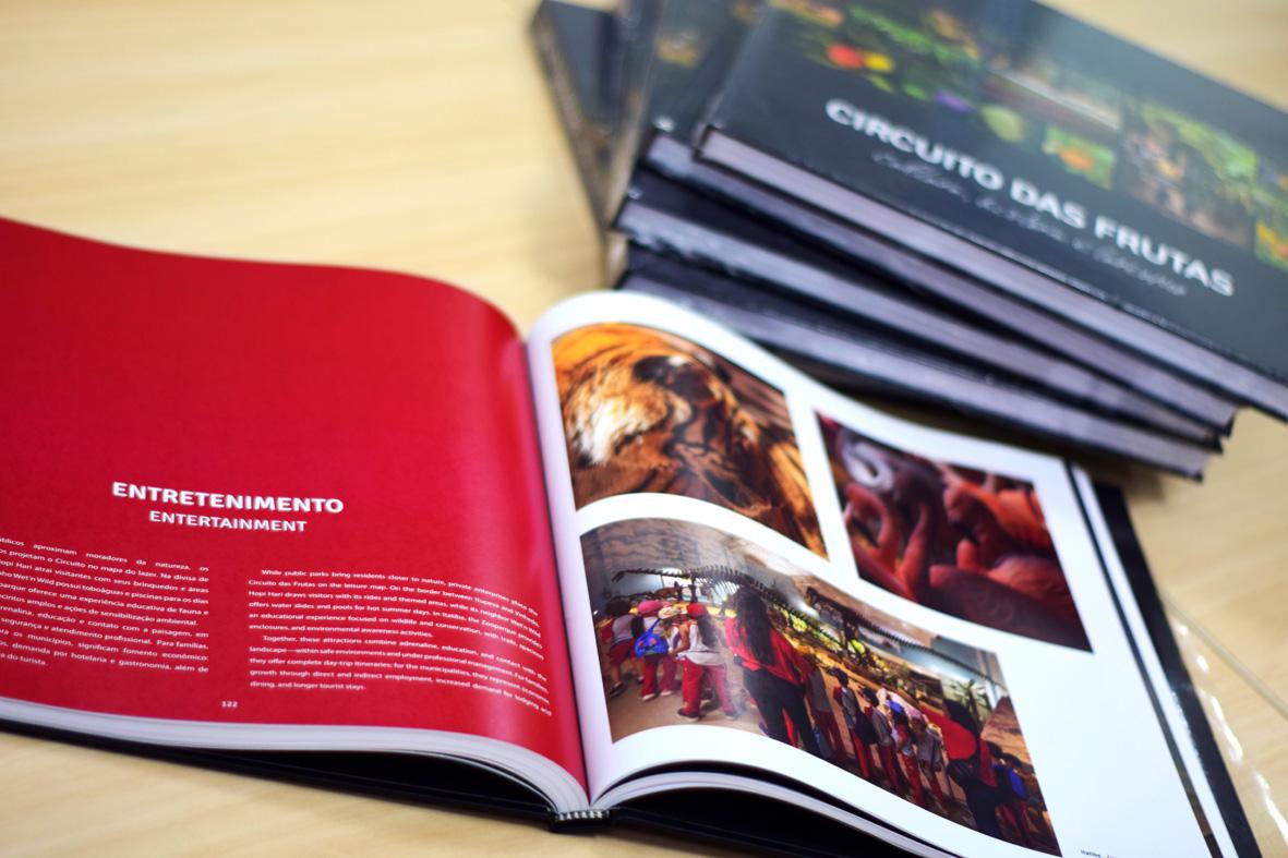 Rota das Bandeiras e KM Cultural lançam livro bilíngue que retrata 25 anos do Circuito das Frutas